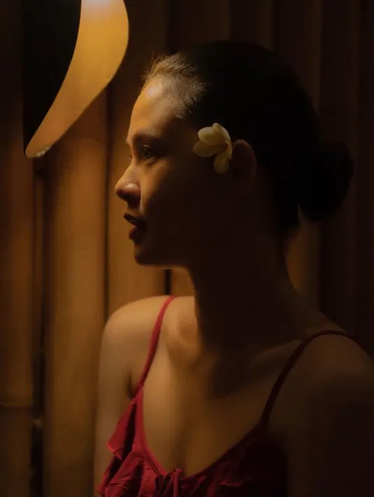 Rambut dicepol dengan menyelipkan bunga kamboja di telinganya, pesona Maizura dari tampak samping ini makin terpancar hingga ramai dipuji oleh. Meski pencahayaannya hanya dengan cahaya lampu, membuat foto artis kelahiran 7 Maret 2000 ini tampak estetik dan berbeda dari foto unggahan Maizura yang lainnya. (Sumber: Liputan6.com/IG/@maiiizura)