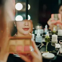 Makeup natural dewy bukan hanya soal hasil berkilau di kulit tapi bagaimana memilih produk dan menerapkannya dengan cara yang bisa menciptakan tampilan wajah agar terlihat sehat dan hidup (Sumber: Pexels.com)