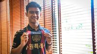 Pratama Arhan berpose di depan fotografer setelah perkenalan pemain baru Suwon FC yang berlangsung di Hotel Sultan, Jakarta, Kamis (15/02/2024) WIB. (Bola.com/Bagaskara Lazuardi)