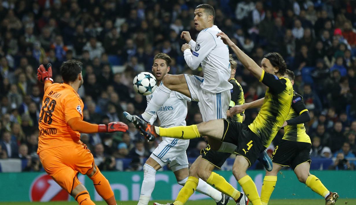 Bintang Real Madrid, Cristiano Ronaldo, berusaha membobol gawang Dortmund pada laga Liga Champions di Stadion Santiago Bernabeu, Madrid, Rabu (6/12/2017). Madrid menang 3-2 atas Dortmund. (AP/Francisco Seco)