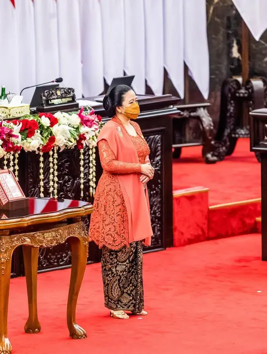 Puan Maharani terlihat menawan dibalut kebaya merah. Puan memadukan penampilannya di sini dengan kain batik bernuansa kehitaman, dan selendang merah polos yang serasi. [Foto: Instagram/puanmaharaniri]