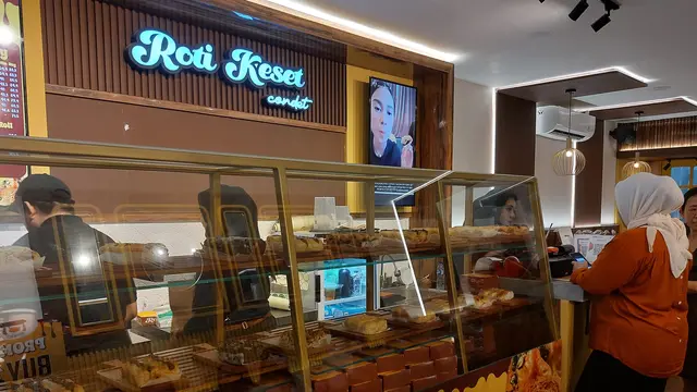 Roti Keset Condet Buka Outlet Ketujuh di Kemang, Ajak Fadil Jaidi Seru-seruan Jadi Kasir