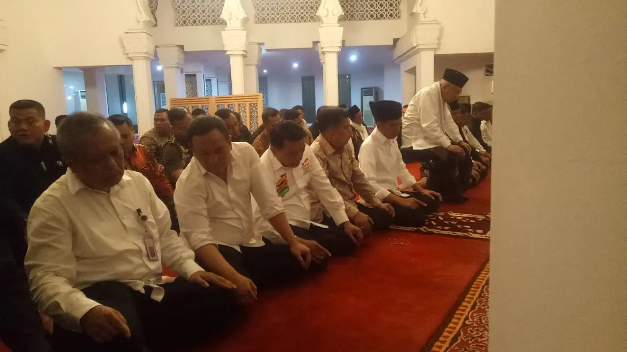 Pasangan capres cawapres nomor urut 01 Jokowi-Ma'ruf Amin salat jamaah sebelum menuju lokasi debat.