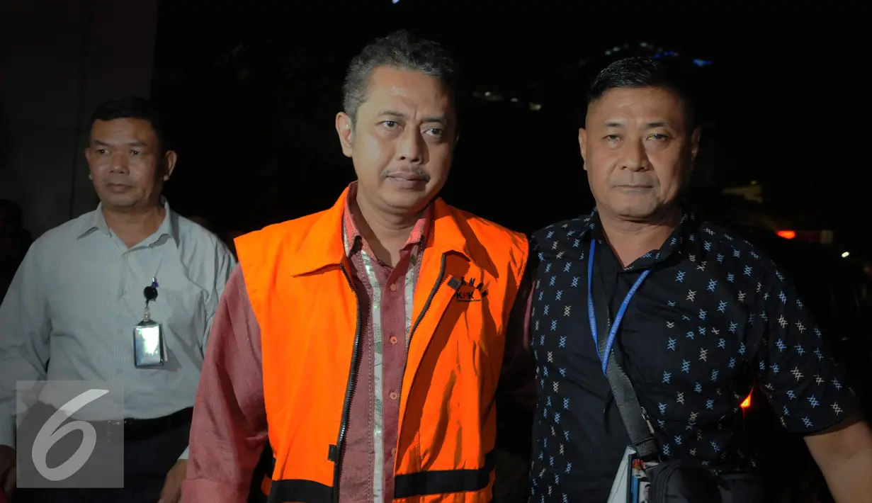 Kasubdit Bukti Permulaan Direktorat Penegakan Hukum Ditjen Pajak, Handang Soekarno meninggalkan Gedung KPK, Jakarta, Senin (22/11). (Liputan6.com/Helmi Afandi) 