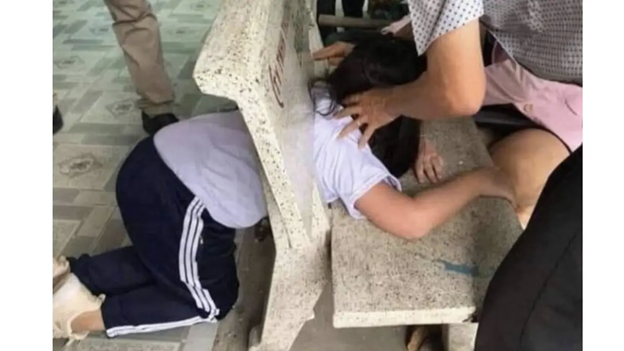 5 Momen Apes Bocah Tersangkut Ini Rasanya Ingin Ikut Tolong