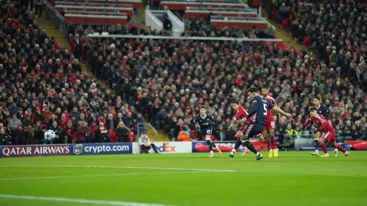 Ivan Perisic mengeksekusi penalti di laga Liverpool vs PSV di matchday 5 Liga Champions 2025/2026 di Anfield, Kamis (27/11/2025). (AP Photo/Jon Super)