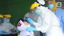 Petugas medis dari Pemkot Jakarta Selatan melakukan tes swab Covid-19 para pedagang  di Pasar Sayur Cipulir, Jakarta Selatan, Kamis (25/6/2020). Kegiatan yang dilakukan kepada puluhan pedagang dan warga seputar pasar ini dalam rangka memutus mata rantai penyebaran Covid-19. (merdeka.com/Arie Basuki)