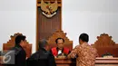 Hakim Tunggal, Amat Khusairi memeriksa dokumen surat permohonan dari pihak Ilham Arief Sirajuddin di PN Jaksel, Rabu (1/7/2015). Ilham ditetapkan tersangka terkait dugaan korupsi kerjasama instalasi PDAM Makassar 2006-2012. (Liputan6.com/Yoppy Renato)