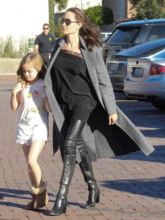 Wanita berusia 41 tahun ini terlihat sangat cantik dengan setelan jaket dan celana kulit berwarna hitamnya, juga paduan boots hitam yang dikenakan Jolie saat itu membuatnya tubuh Jolie terlihat lebih ramping. (doc.dailymail.com)