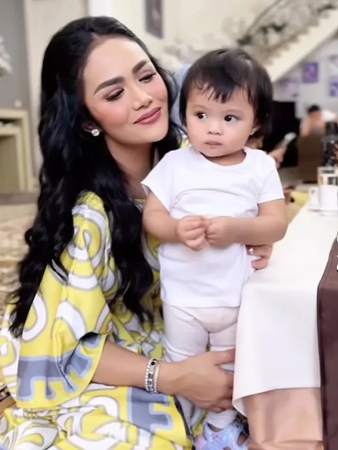 Krisdayanti bukber dengan keluarga (Instagram/krisdayantilemos)