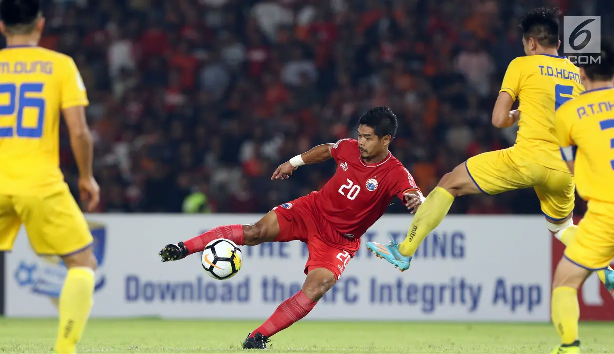 Penyerang Persija, Bambang Pamungkas (tengah) berusah mengecoh kawalan pemain Song Lam Nghe An pada laga grup H Piala AFC di Stadion GBK Jakarta, Rabu (14/3). Persija unggul 1-0 atas Song Lam Nghe An. (Liputan6.com/Helmi Fithriansyah)