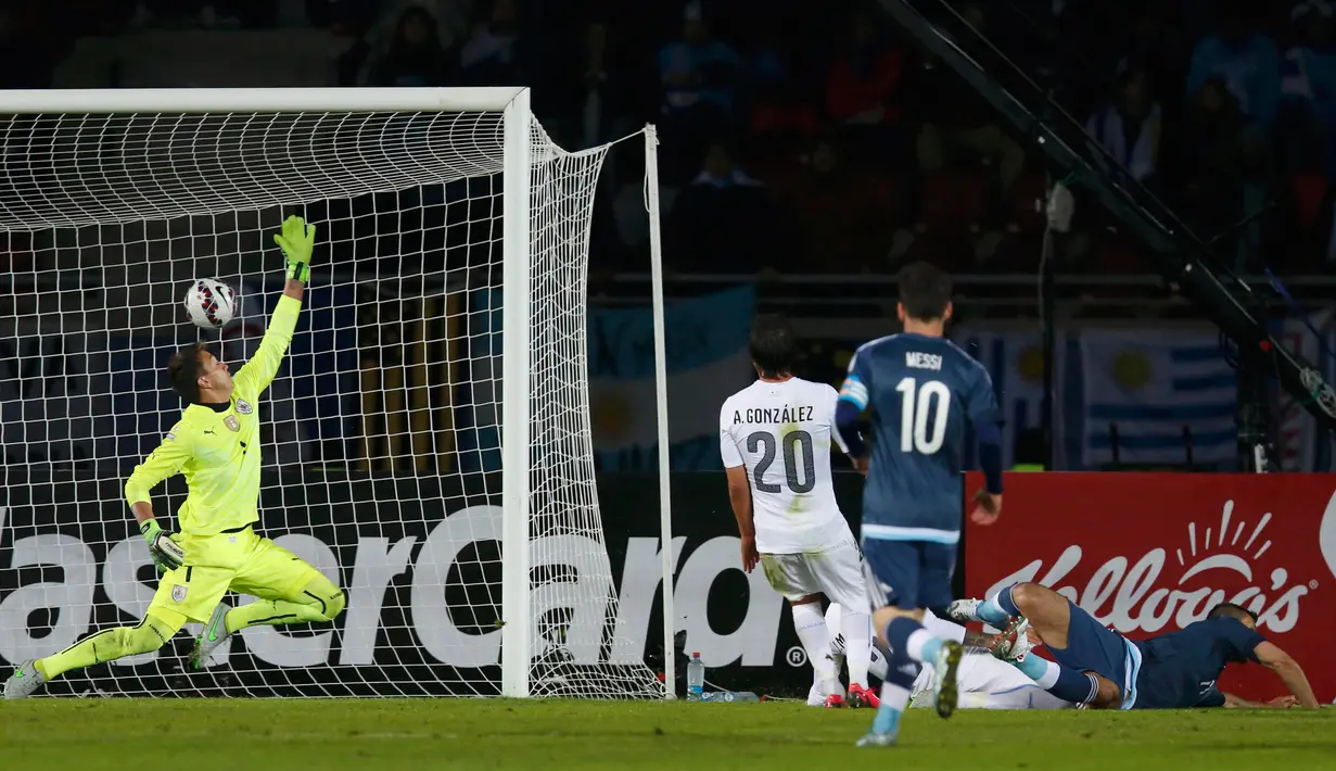 Kiper Uruguay, Fernando Muslera gagal menghalau tendangan penyerang Argentina Sergio Aguero saat pertandingan Copa America 2015 di Stadion La Portada, Chili, (17/6/2015). Argentina meraih kemenangan tipis 1-0 atas Uruguay. (Reuters/Henry Romero)