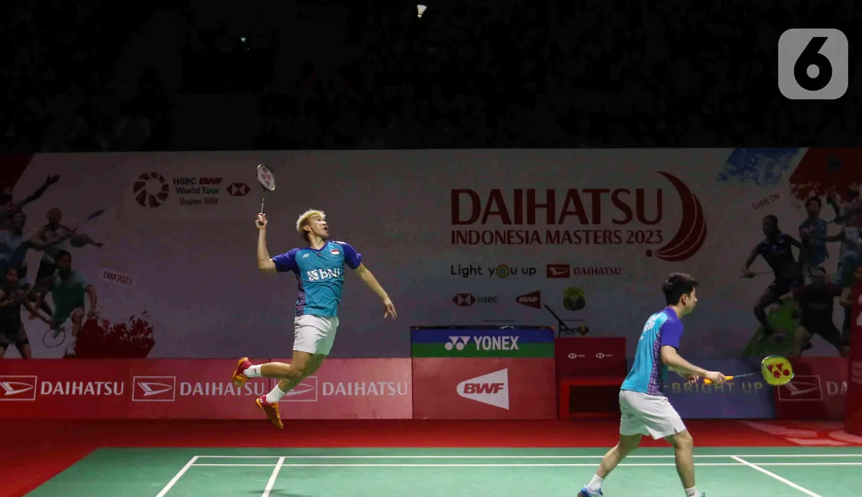 <p>Pebulu tangkis ganda putra Indonesia Marcus Fernaldi Gideon/Kevin Sanjaya Sukamuljo (kiri) saat bertanding melawan ganda putra Korea Selatan Kang Min Hyuk/Seo Seung Jae pada babak 32 besar Daihatsu Indonesia Masters 2023 di Istora Senayan, Jakarta, Selasa (24/1/2023). Marcus Fernaldi Gideon/Kevin Sanjaya Sukamuljo berhasil lolos ke babak 16 besar Daihatsu Indonesia Masters 2023 usai mengalahkan Kang Min Hyuk/Seo Seung Jae skor skor 21-17 dan 21-12. (Liputan6.com/Herman Zakharia)</p>