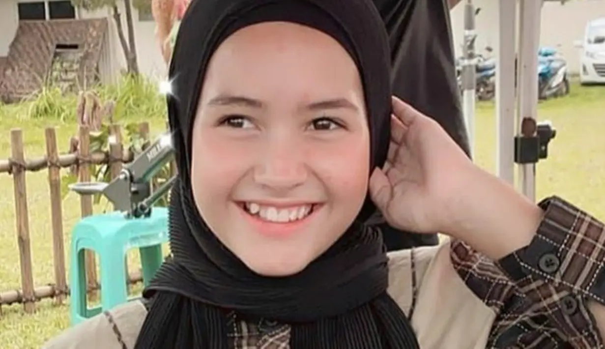 Pemilik nama lengkap Sandrinna Michelle Skornicki ini semakin memancarkan pesona cantik saat berhijab. Di beberapa fotonya, ia tampak kerap mengenakan hijab model pashmina. Penampian Sandrinna yang memakai hijab ini pun sukses dibanjiri pujian oleh netizen. (Liputan6.com/IG/@sandrinna.lle)