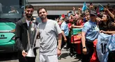 Pemain Timnas Portugal, Bruno Fernandes (kiri) dan Bernardo Silva berfoto bersama dengan fans sambil membawa trofi juara ajang Nations League 2025 setibanya di Bandara Lisbon, Portugal, Senin (09/06/2025) waktu setempat. (AFP/Carlos Costa)
