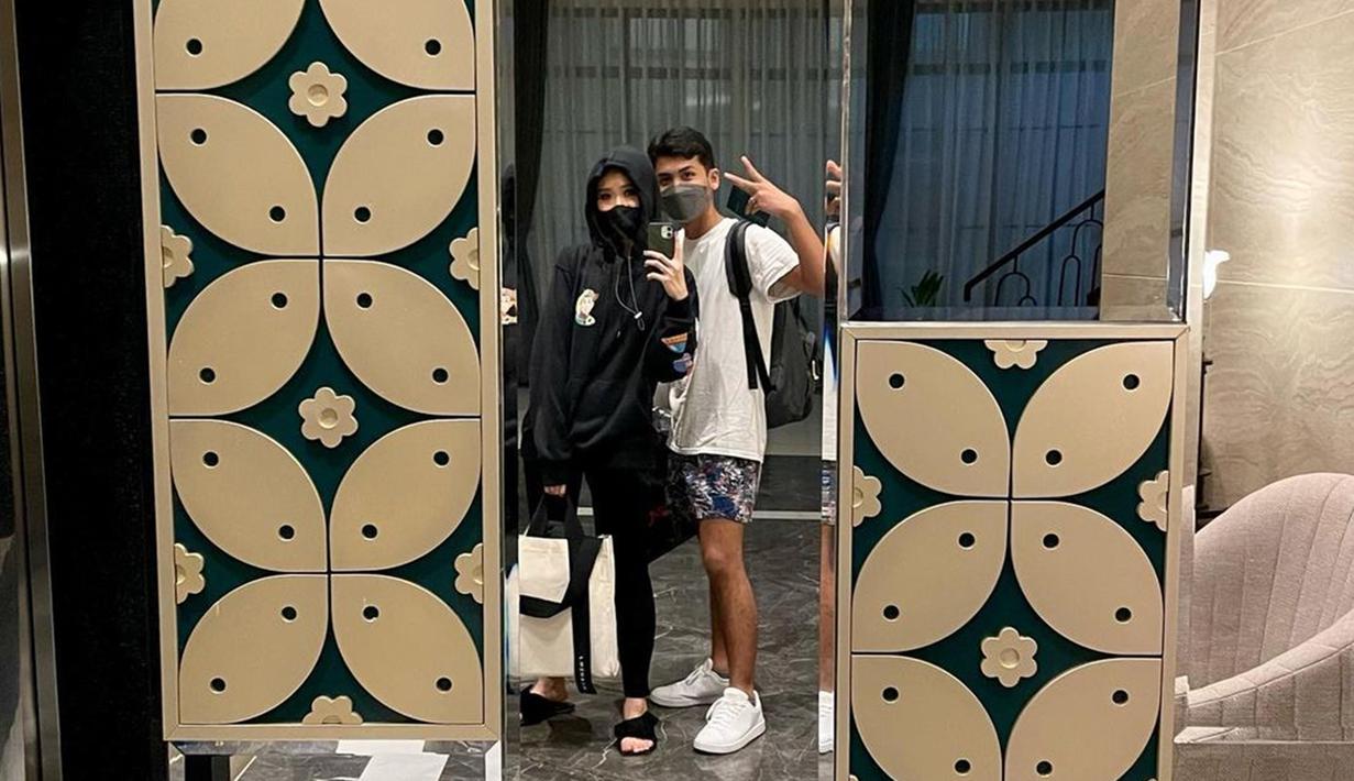 Ini adalah unggahan pertama Alca usai sah menjadi istri Bintang Emon. Tidak sendiri, kali ini Alca mengajak sang suami untuk mirror selfie bersama. Meski kini telah sah menjadi suami istri, tak sedikit warganet yang menyebut jika kebersamaan Alca dan Bintang seperti pasangan muda yang masih berpacaran. (Liputan6.com/IG/@alcaoctvn)