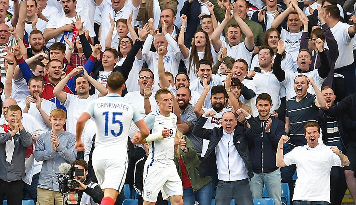 Striker Inggris, Jamie Vardy, merayakan gol yang dicetaknya ke gawang Turki. Duet Kane-Vardy diprediksi akan menjadi andalan bagi Roy Hodgson pada ajang Piala Eropa mendatang. (AFP/Paul Ellis)