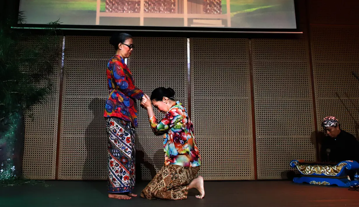 Selama kurang lebih 60 menit Auditorium Galeri Indonesia Kaya ramai dengan suara tawa penonton. Komedi khas Sunda yang menjadi ciri dari kelompok sandiwara Miss Tjitjih mampu memberikan kesegaran dari pertunjukan seni yang ditampilkan. [Foto: Dok. Galeri Indonesia Kaya/Fimela.com]