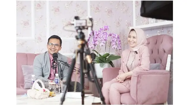 6 Potret Dine Mutiara Temani Kegiatan Sahrul Gunawan Selama Ramadhan, Makin Lengket