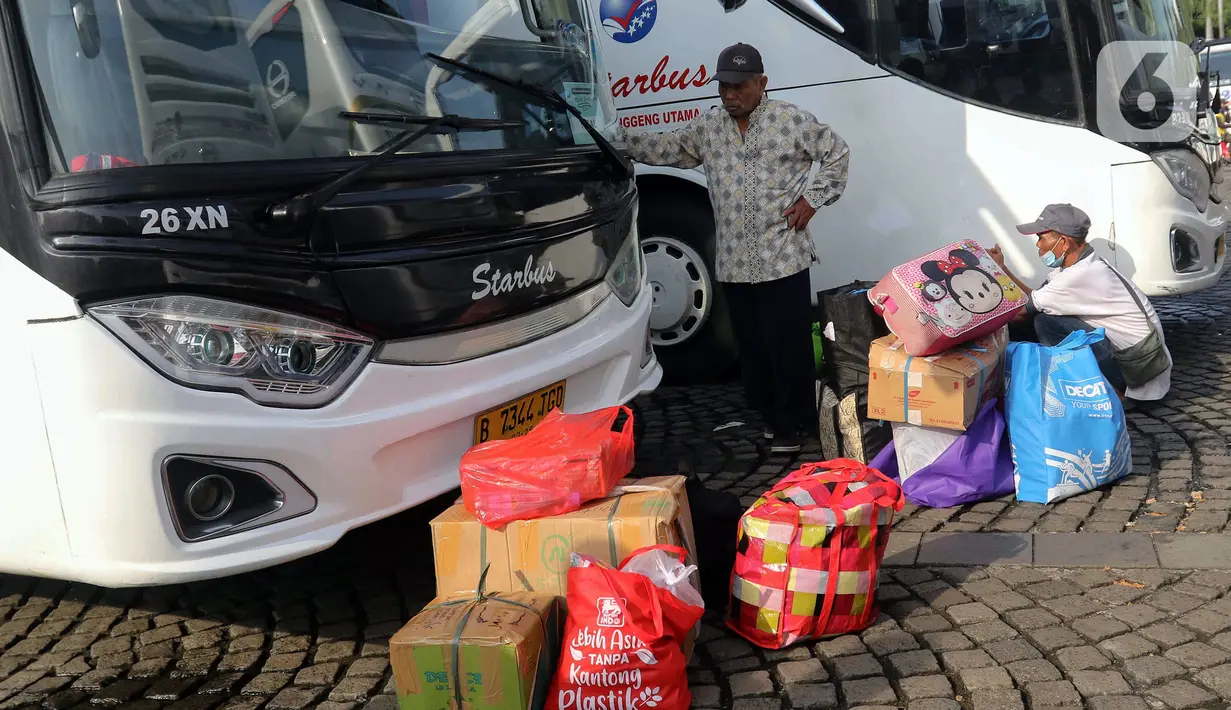 Hari ini, Kamis (4/4/2024), Pemprov DKI Jakarta memberangkatkan 12.170 orang pemudik. (Liputan6.com/Herman Zakharia)