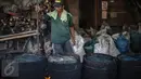 Seorang pekerja merebus kerang hijau di kawasan Muara Angke, Jakarta, Senin (3/8/2015). D Dengan penghasilan rata-rata Rp 30 ribu/hari, para buruh pengupas kerang hijau tersebut harus cukup memenuhi kebutuhan hidup keluarganya (Liputan6.com/Faizal Fanani)