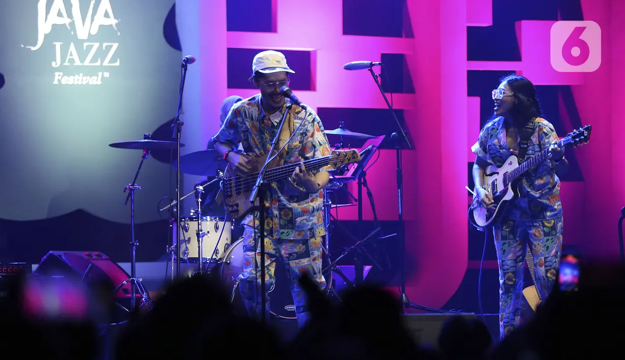 Duo musisi Endah N Rhesa tampil pada hari pertama BNI Java Jazz Festival 2022 di JIExpo Kemayoran, Jakarta, Jumat (27/5/2022). Perhelatan musik BNI Java Jazz Festival 2022 digelar pada 27-29 Mei dengan menampilkan musisi-musisi dari dalam dan luar negeri. (Liputan6.com/Johan Tallo)