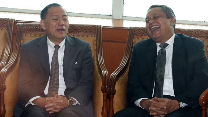 Tawa Gubernur BI Agus Martowardojo (kiri) saat berbincang dengan Gubernur BI terpilih Perry Warjiyo  di Gedung DPR, Jakarta, Selasa (3/4). Perry Warjito terpilih menjadi Gubernur BI untuk periode 2018-2023. (Liputan6.com/Angga Yuniar)