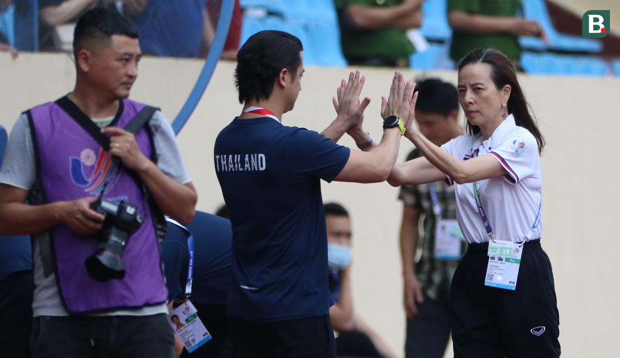 Manajer yang gemar menstimulus pemainnya dengan bonus jika memenangi laga ini pun kian dekat dengan gelar keduanya bersama Timnas Thailand U-23. Dengan lolos ke final SEA Games 2021 usai mengalahkan Timnas Indonesia U-23, Madam Pang bersama Timnas Thailand U-23 berpeluang merebut medali emas dengan menantang Vietnam di laga final. (Bola.com/Ikhwan Yanuar)