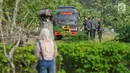 Tim penjinak bom disiagakan di salah satu sudut kawasan Candi Prambanan, Yogyakarta, Kamis (29/6). Terkait kunjungan mantan Presiden Amerika Serikat, Barack Obama, penjagaan kawasan Candi Prambanan diperketat. (Liputan6.com/Helmi Fithriansyah)