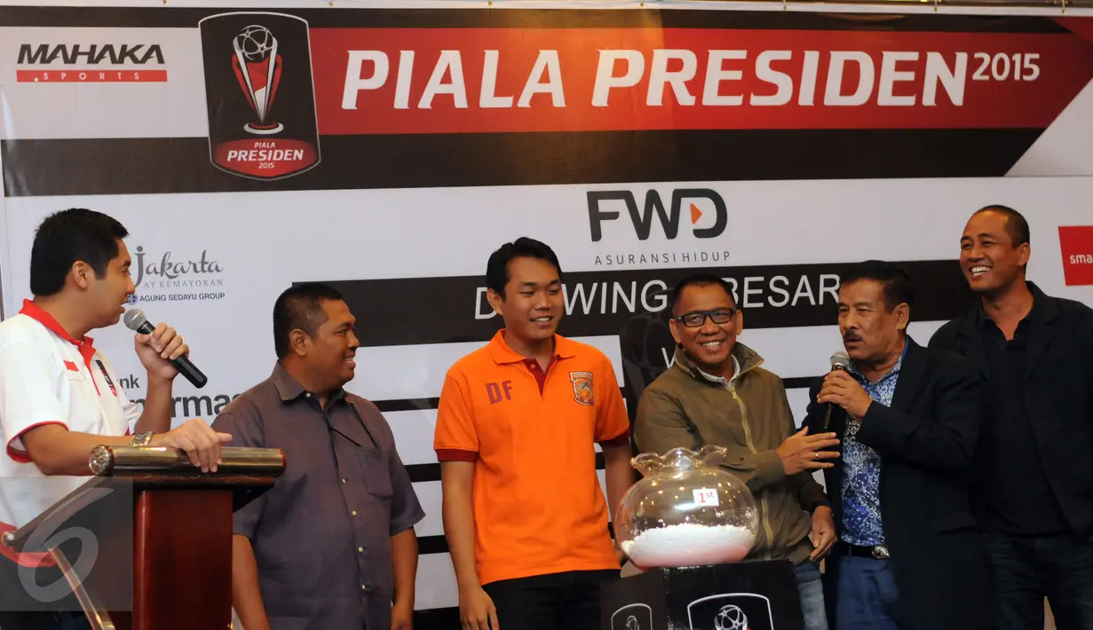 Manajer Persib, Umuh Muchtar (kedua kanan) memberikan pernyataan jelang Drawing 8 Besar Turnamen Piala Presiden 2015 di Jakarta, Jumat (11/9/2015). (Liputan6.com/Helmi Fithriansyah)