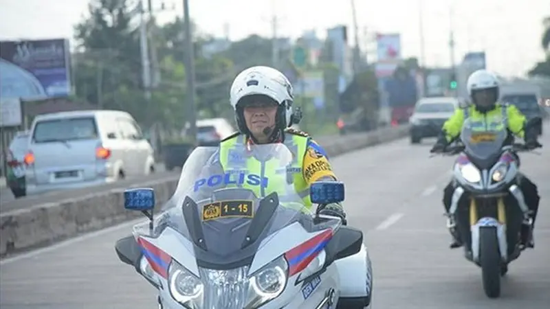 Korps Lalu Lintas (Kakorlantas) Polri Irjen Royke Lumowa terjun langsung meninjau jalur liburan Natal dan Tahun Baru 2018 dengan mengendarai motor gede dari BMW.