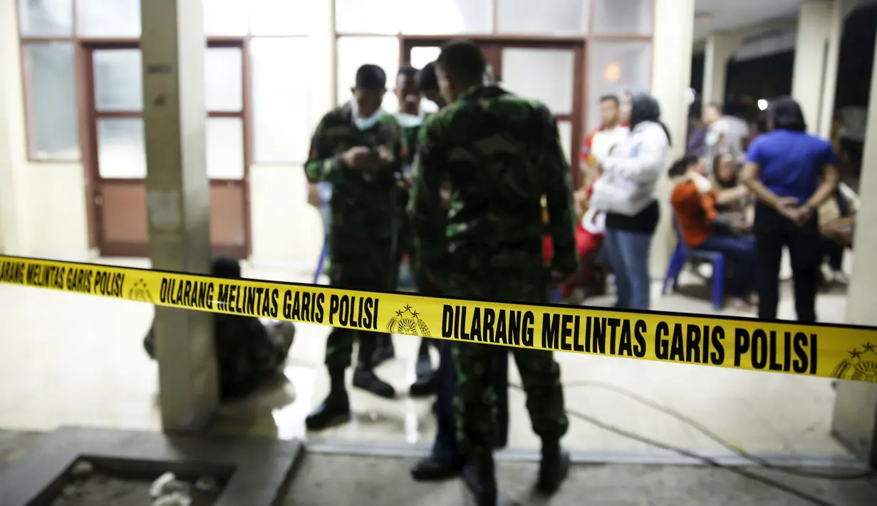 Garis polisi terpasang di luar kamar mayat di RSUP Adam Malik, Medan, Selasa (30/6/2015). Ratusan keluarga korban jatuhnya pesawat Hercules C-130 milik TNI AU berdatangan ke rumah sakit tersebut. (REUTERS/Beawiharta)