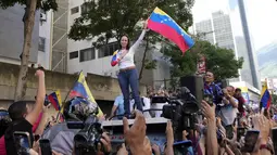 Tokoh oposisi Venezuela Maria Corina Machado resmi dianugerahi Hadiah Nobel Perdamaian 2025. Tampak dalam foto ketika pemimpin oposisi Venezuela Maria Corina Machado berpidato di hadapan para pendukungnya dalam protes menentang Presiden Nicolas Maduro sehari sebelum pelantikannya untuk masa jabatan ketiga di Caracas, Venezuela, Kamis, 9 Januari 2025. (AP Photo/Matias Delacroix)