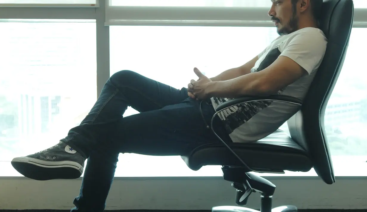 Abimana Arasatya sering mengubah penampilan untuk peran. Kali ini Abimana mengubah gaya rambut untuk film '3, Alif Lam Mim'. Foto: Akrom