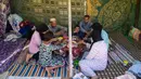 Banyak orang menghabiskan malam ketiga di tempat terbuka. Para pekerja bantuan dilaporkan menghadapi tantangan untuk menjangkau desa-desa yang terdampak paling parah di High Atlas, wilayah pegunungan terjal yang menjadi pusat gempa. (AP Photo/Mosa'ab Elshamy)