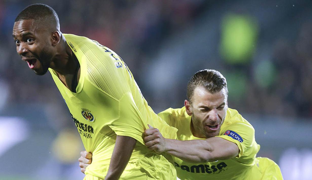 6. Pemain Villarreal, Cedric Bakumbu, merayakan gol ke gawang Sparta pada laga Liga Europa di Stadion Letna, Praha, Republik Ceska, Kamis (14/4/2016). Villarreal lolos ke semifinal berkat agregat 6-3. (Reuters/David W Cerny) 