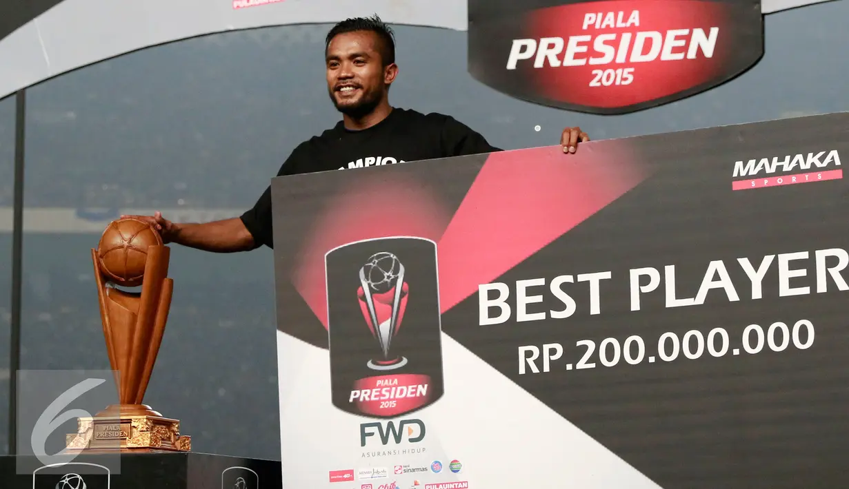 Penyerang Persib, Zulham Zamrun saat menerima penghargaan sebagai pemain terbaik dalam Piala Presiden di Stadion GBK, Jakarta, Minggu (18/10/2015). Persib berhasil mengalahkan Sriwijaya FC Palembang dengan skor 2-0. (Liputan6.com/Yoppy Renato)