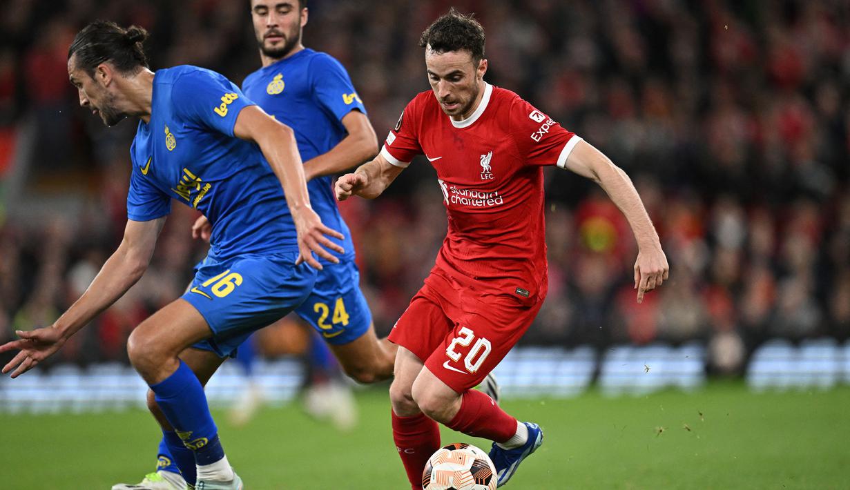 Pemain Liverpool, Diogo Jota (kanan) menggiring bola melewati sejumlah pemain Union Saint-Gilloise pada laga Grup E Liga Europa 2023/2024 yang berlangsung di Anfield, Inggris, Jumat (6/10/2023) dini hari WIB. (AFP/Oli Scarff)