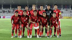 Starting XI pemain Timnas Indonesia U-23 memasuki lapangan pertandingan dalam laga uji coba melawan India di Stadion Madya, Senayan, Jakarta, Jumat (10/10/2025). (Bola.com/Muhammad Iqbal Ichsan)