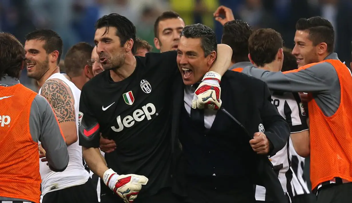 Kiper Gianluigi Buffon turut larut dalam euforia yang diraih klubnya. (AFP PHOTO / MARCO BERTORELLO)