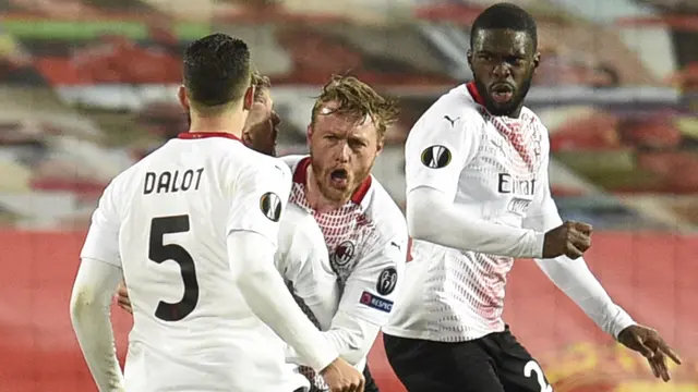 FOTO: Lengah di Akhir Laga, AC Milan Buyarkan Kemenangan Manchester United