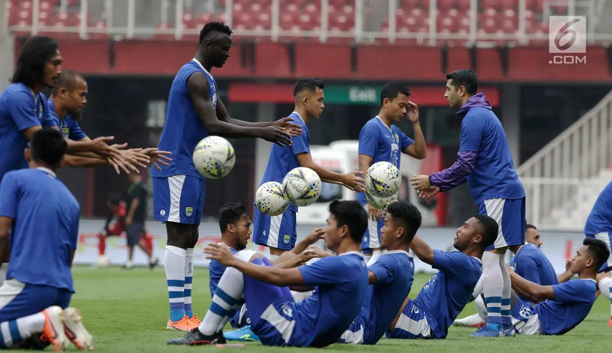 Pemain Persib Bandung saat menjalani sesi latihan di SUGBK, Jakarta, Selasa (9/7/2019). Persib siap memberi kejutan saat menghadapi Persija Jakarta pada pekan kedelapan Shopee Liga 1 2019. (Bola.com/Yoppy Renato Manalu)