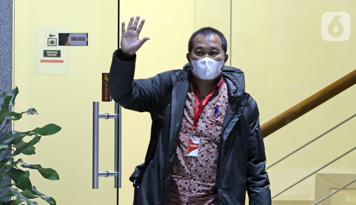 Koordinator Masyarakat Antikorupsi Indonesia (MAKI) Boyamin Saiman usai menjalani pemeriksaan di Gedung KPK, Jakarta, Selasa (17/5/2022). Boyamin Saiman diperiksa dalam kapasitas jabatan Direktur PT Bumirejo sebagai saksi terkait dugaan pencucian uang yang dilakukan Bupati Banjarnegara nonaktif, Budhi Sarwono. (Liputan6.com/Helmi Fithriansyah)