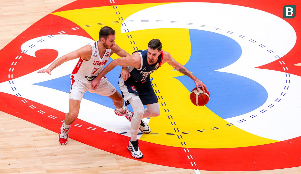 <p>Pebasket Prancis, Nando de Colo (kanan) berusaha melewati penjagaan pebasket Lebanon, Karim Zeinoun pada laga Grup H Piala Dunia FIBA 2023 di Indonesia Arena, Senayan, Jakarta, Selasa (29/08/2023). (Bola.com/Bagaskara Lazuardi)</p>