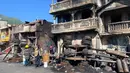 Petugas pemadam kebakaran berdiri dekat bangkai truk pengangkut BBM yang terbalik dan meledak di Cap-Haitien, Haiti, 14 Desember 2021. Menurut Wakil Wali Kota Cap-Hatien Patrick Almonor, ledakan telah menewaskan 62 orang dan melukai puluhan lainnya. (AP Photo/Joseph Odelyn)