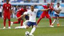 Striker Inggris, Harry Kane, bersiap melakukan penalti saat melawan Panama pada laga grup G Piala Dunia di Stadion Nizhny Novgorod, Nizhny Novgorod, Minggu (24/6/2018). Inggris menang 6-1 atas Panama. (AP/Matthias Schrader)