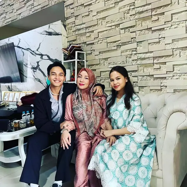 6 Momen Kebersamaan Jefri Nichol Bareng Adik dan Ibunya, Harmonis