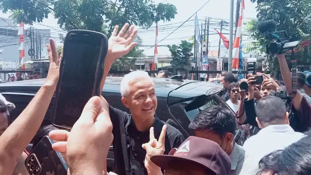 Ganjar Pranowo mendengarkan keluhan para pedagang Pasar Jatiasih terkait kenaikan harga bahan pokok dan persaingan penjual online. (Liputan6.com/Bam Sinulingga)