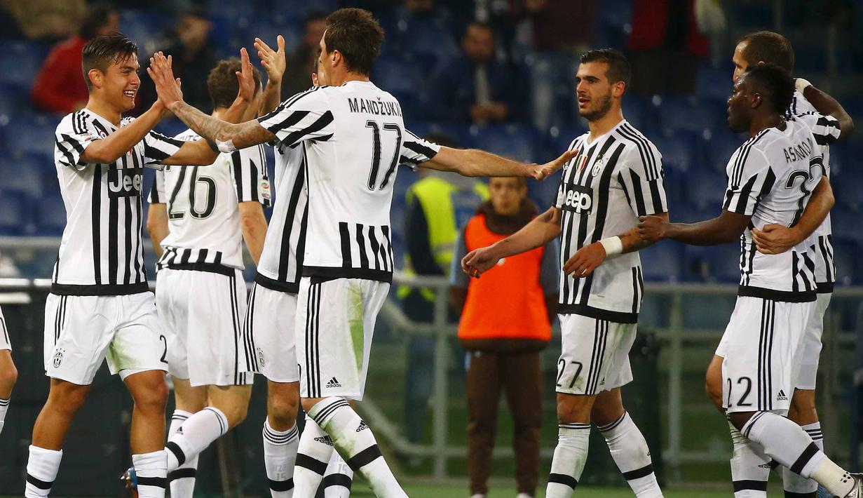 Para Pemain Juventus merayakan gol Paulo Dybala (kiri) pada lanjutan Liga Italia Serie A di Stadion Olimpico, Sabtu (5/12/2015) dini hari WIB. (REUTERS/Tony Gentile)