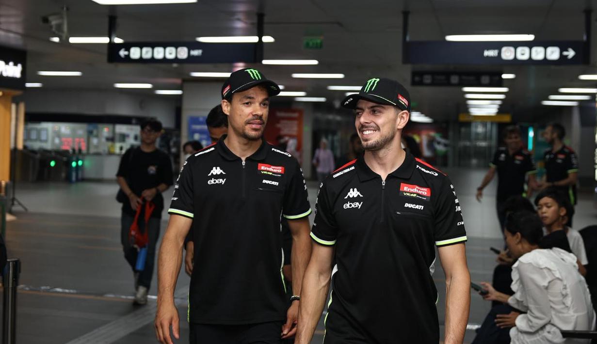 Franco Morbidelli & Fabio Di Giannantonio, duo riders Pertamina Enduro VR46 Racing Team, sedang menuju Stasiun MRT di bilangan Jakarta Pusat pada Selasa, (30/09/2025). (Dok.Pertamina Lubricants)